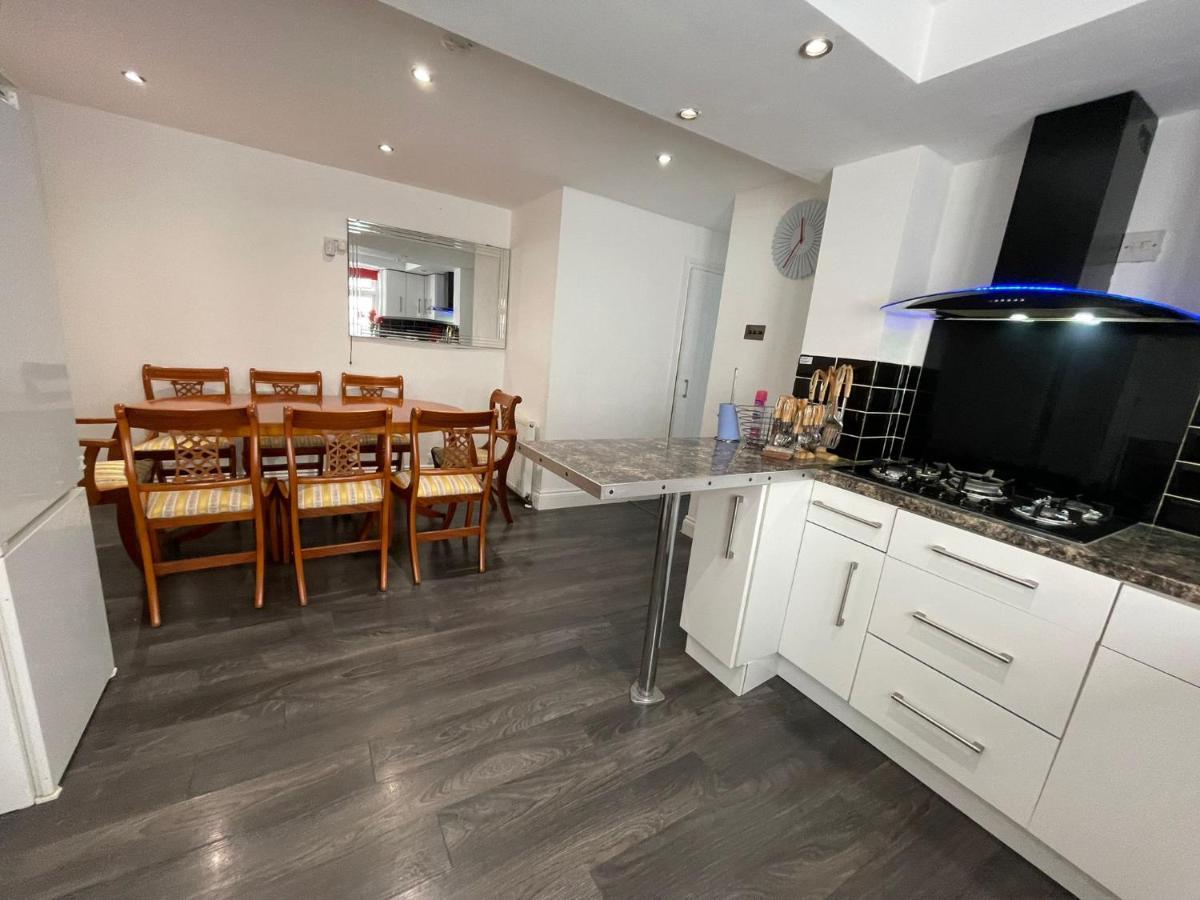 4 Bedroom House 10 Mins Walk To The Beach And Less Than A Mile From Bournemouth Main Station Exterior foto